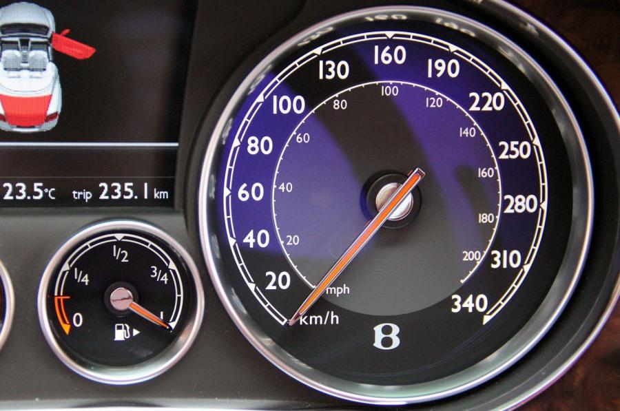  Bentley Continental GTC 2012 года  (фото 19 из 141)